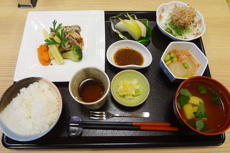 夕食の一例（肉料理）