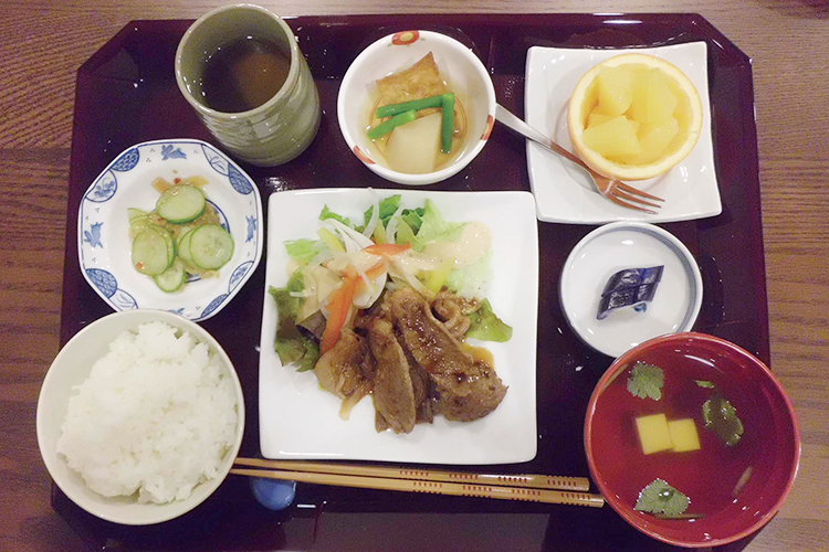 夕食の一例（肉料理）