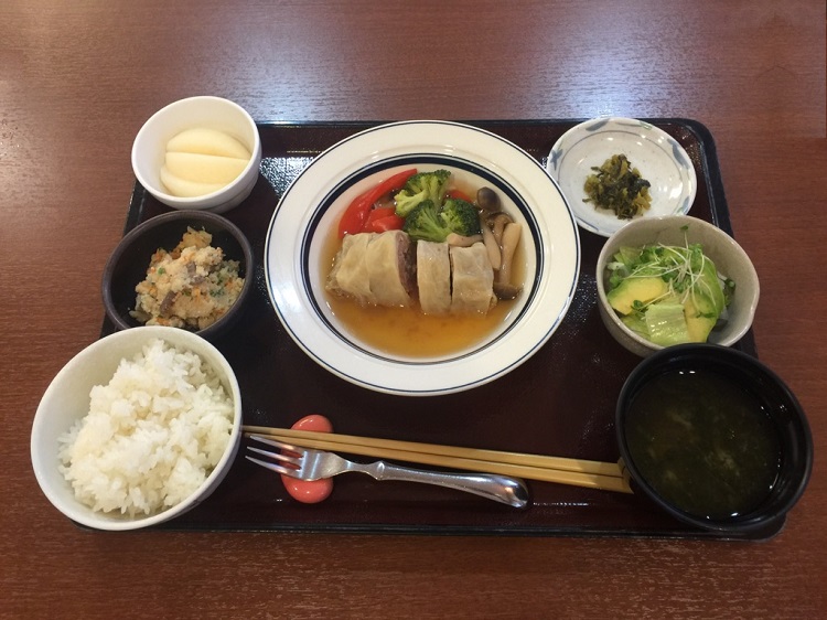 夕食の一例（肉料理）