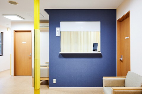 紺色の壁が特徴的なロビー・受付エリア。モダンな設計で清潔感がある。