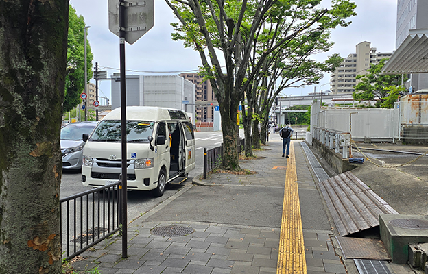 千里阪急の先、陸橋を越した所がシャトルバス乗り場になります。（北新田橋北交差点手前）