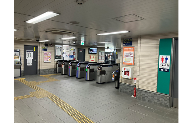 西院駅西改札を出る