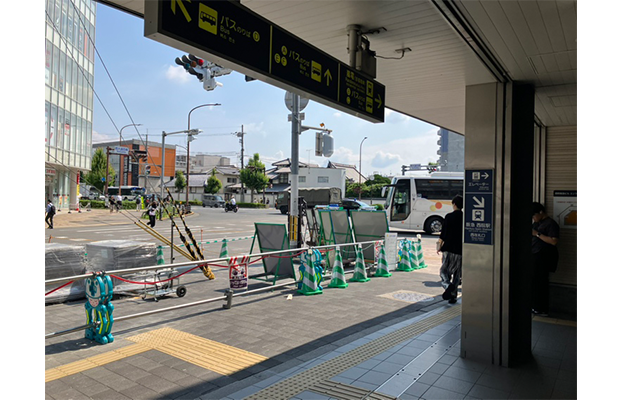 西改札の階段を上がり右へ出ると大通り（UFJ銀行の通り）