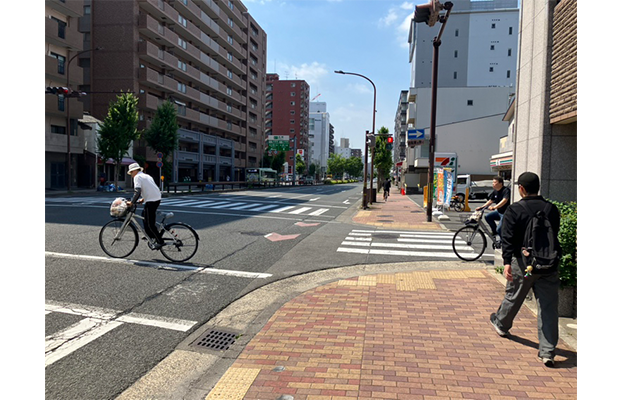 セブン-イレブンが見えたら左にわたります