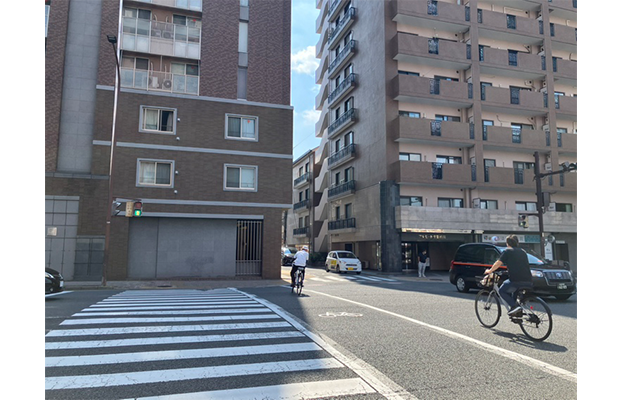 信号を渡ったら直進