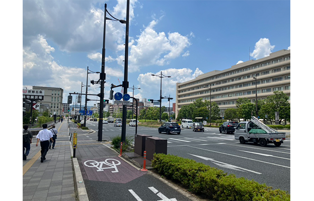 住宅展示場が見えたら京都市立病院に向かって右手の信号を渡り直進