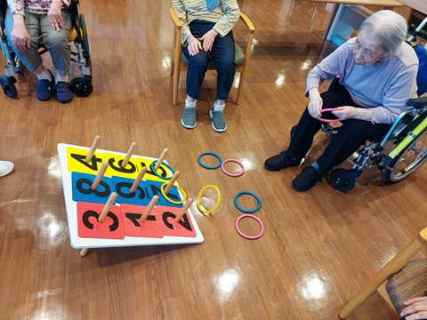 アクティビティ　輪投げ　笑顔