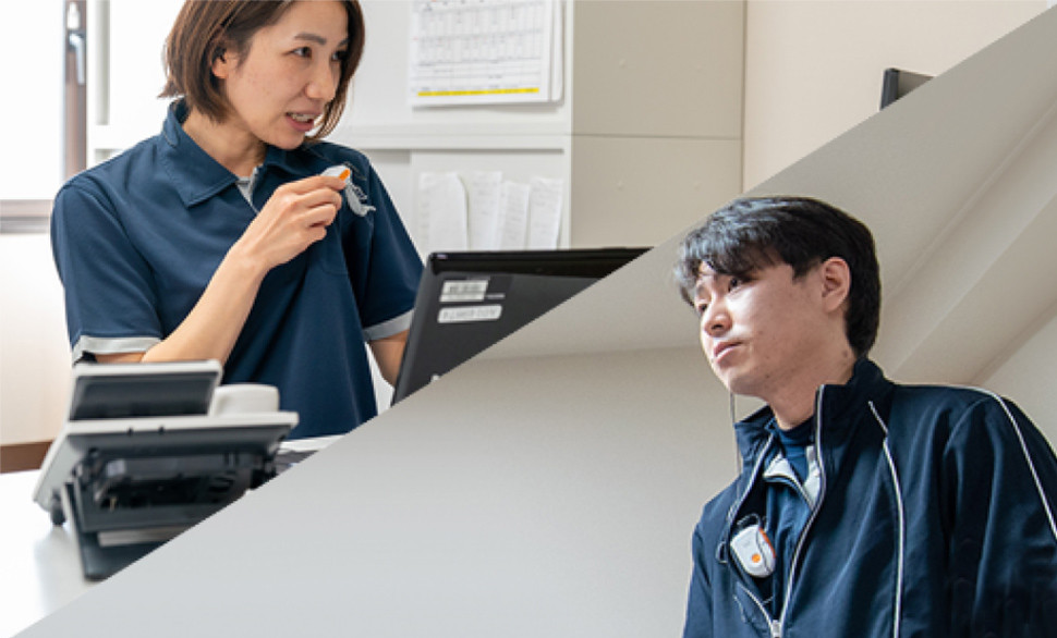 介護職員が入居者に対応している様子。職員教育・サービス提供の実風景。